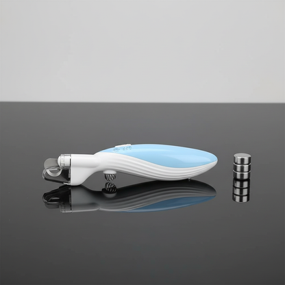Cortador de unhas pet azul sobre superfície refletora
