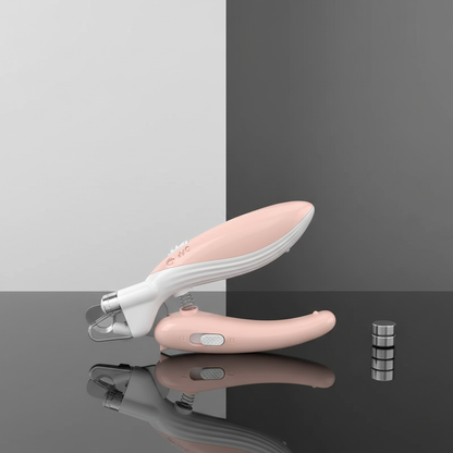Cortador de unhas pet rosa sobre superfície refletora