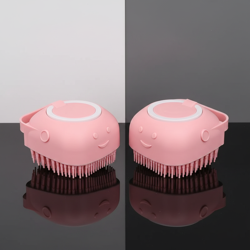 Duas escovas pet rosas sobre superfície refletora