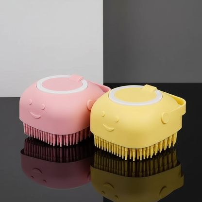 Escova pet rosa e amarela sobre superfície refletora