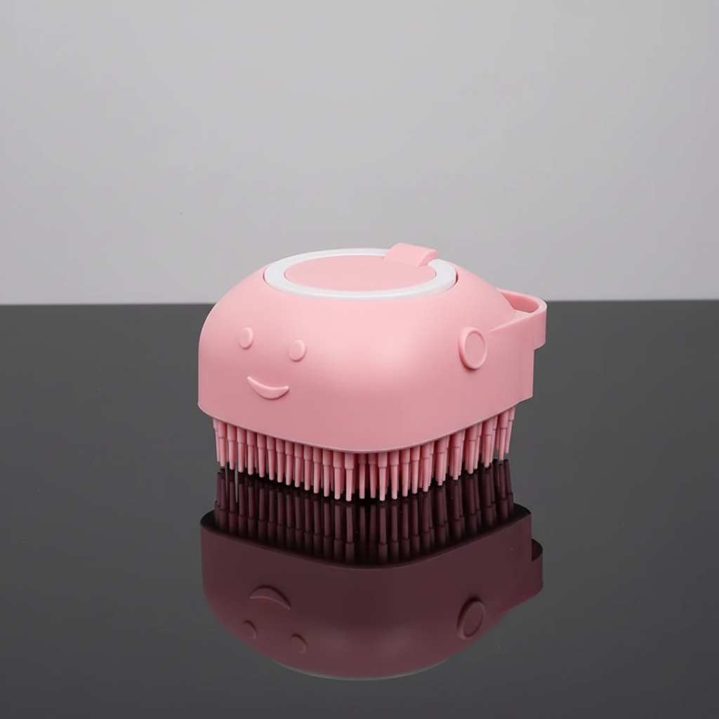 Escova pet rosa sobre superfície refletora