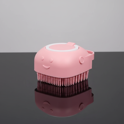 Escova pet rosa sobre superfície refletora