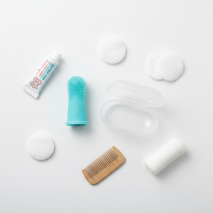 Flat lay – escova de dedo teal com acessórios de higiene pet